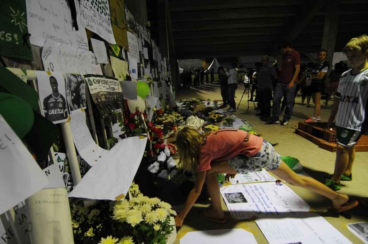 Fotos da vgilia em Chapec nesta quinta-feira. Imagens feitas pelo fotgrafo do Estado de Minas, Leandro Couri