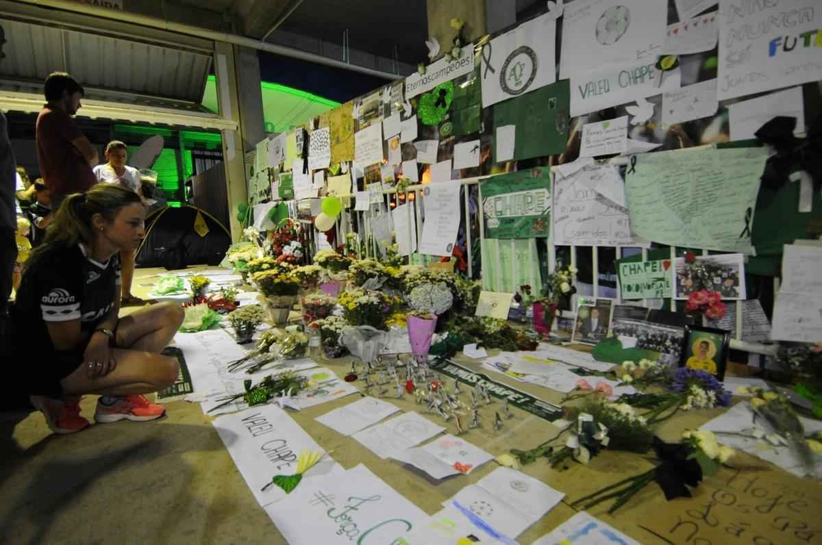Fotos da vgilia em Chapec nesta quinta-feira. Imagens feitas pelo fotgrafo do Estado de Minas, Leandro Couri
