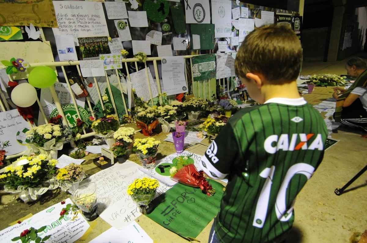 Fotos da vgilia em Chapec nesta quinta-feira. Imagens feitas pelo fotgrafo do Estado de Minas, Leandro Couri