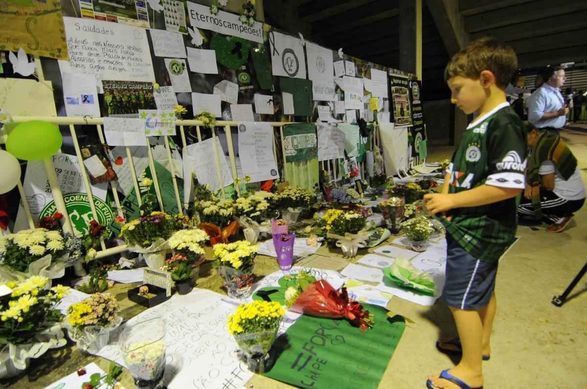 Fotos da vgilia em Chapec nesta quinta-feira. Imagens feitas pelo fotgrafo do Estado de Minas, Leandro Couri