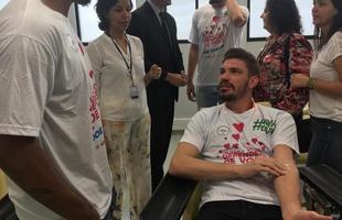 Elisson, do Cruzeiro, conversa com Joo Ricardo aps doao de sangue