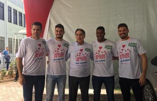Goleiros Victor, Rafael, Elisson e Joo Ricardo posaram para a campanha ao lado do Governador Fernando Pimentel