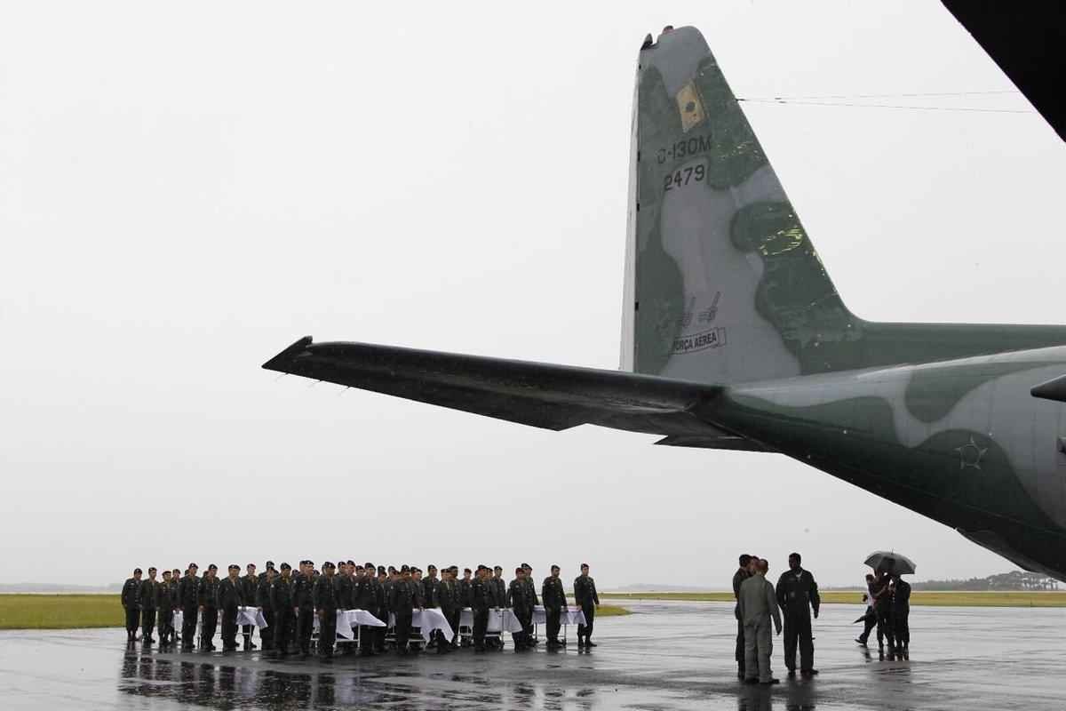 Honras militares na chegada das vtimas ao Aeroporto de Chapec. Presidente Michel Temer esteve presente