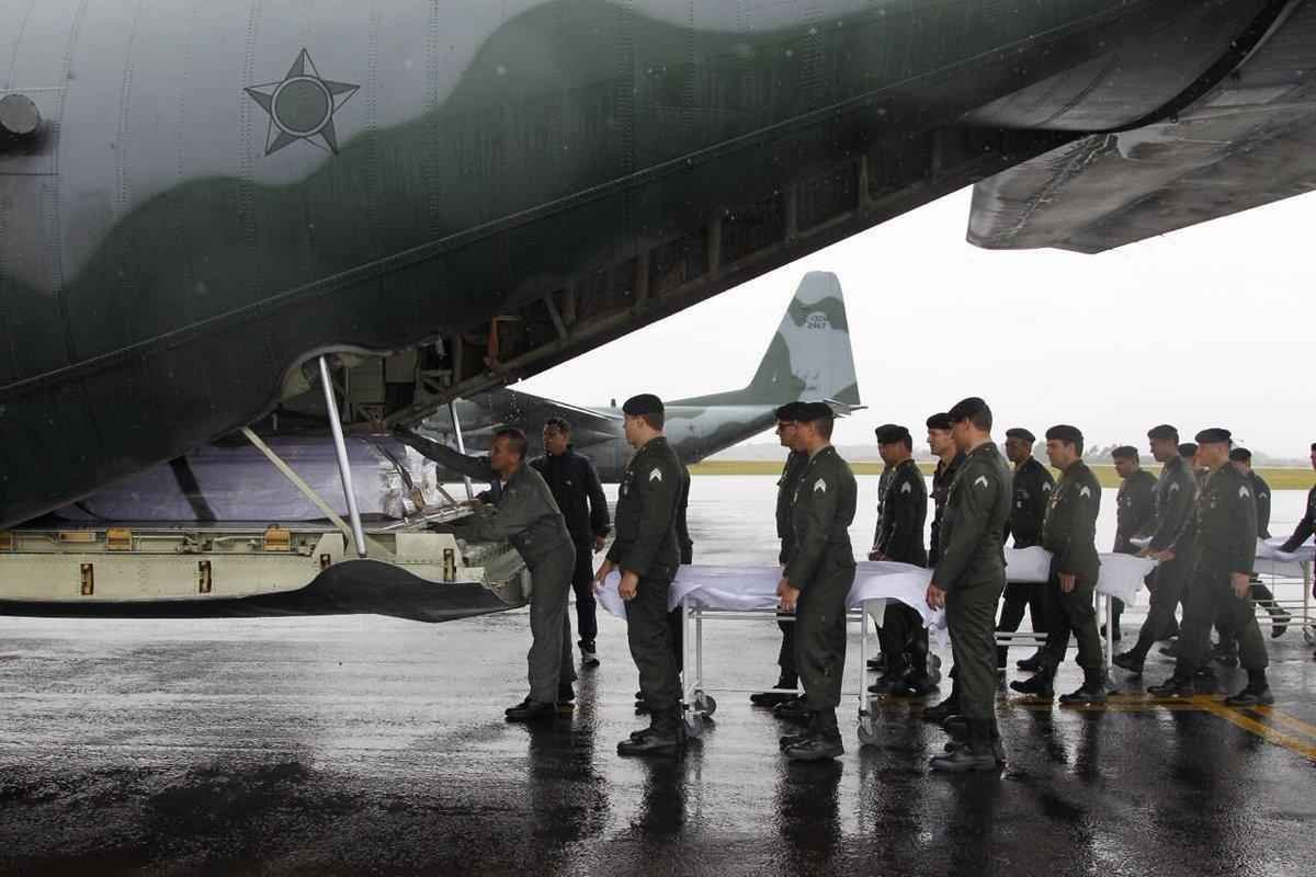 Honras militares na chegada das vtimas ao Aeroporto de Chapec. Presidente Michel Temer esteve presente