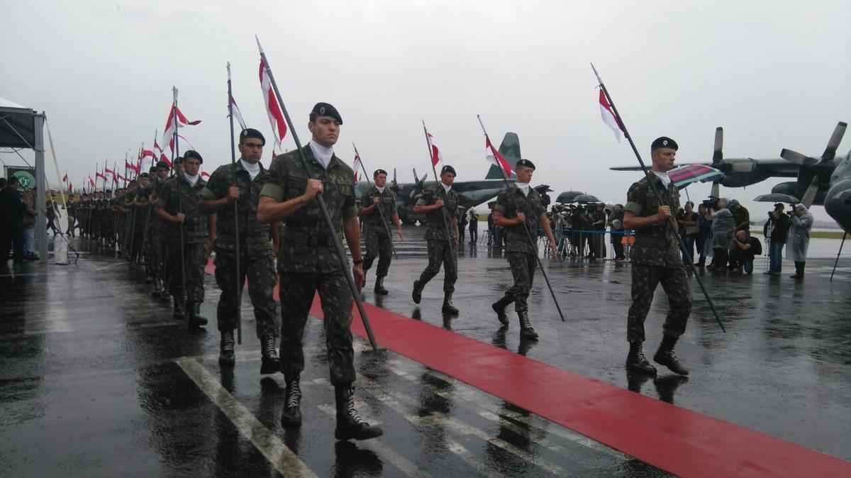Honras militares na chegada das vtimas ao Aeroporto de Chapec. Presidente Michel Temer esteve presente
