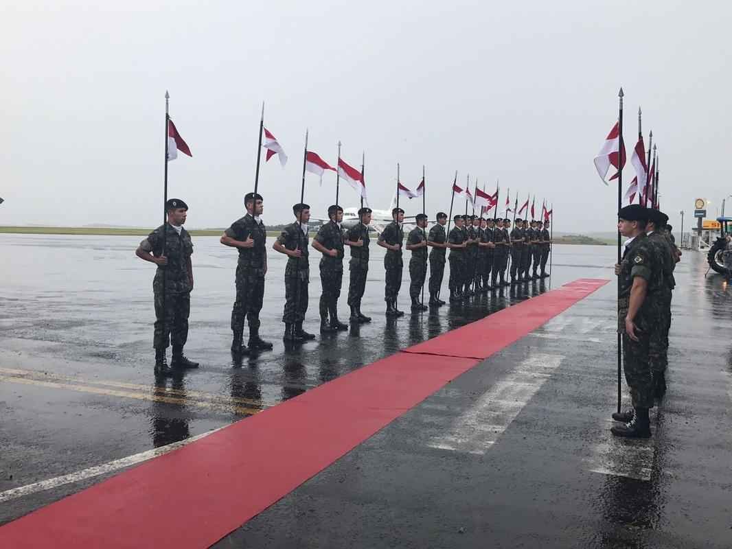Honras militares na chegada das vtimas ao Aeroporto de Chapec. Presidente Michel Temer esteve presente
