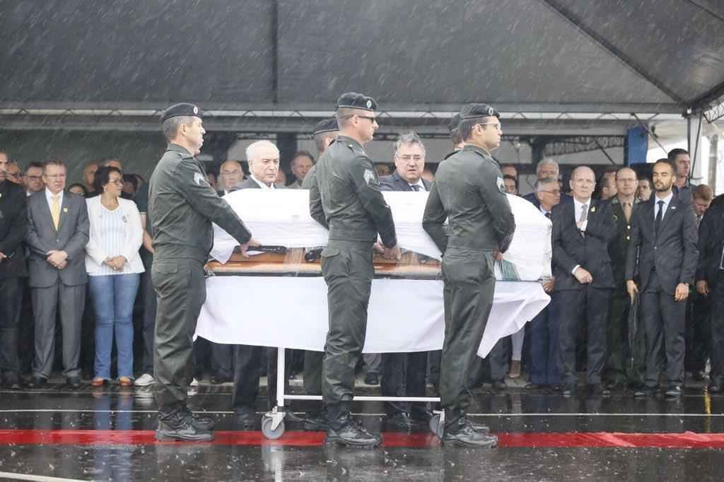 Honras militares na chegada das vtimas ao Aeroporto de Chapec. Presidente Michel Temer esteve presente
