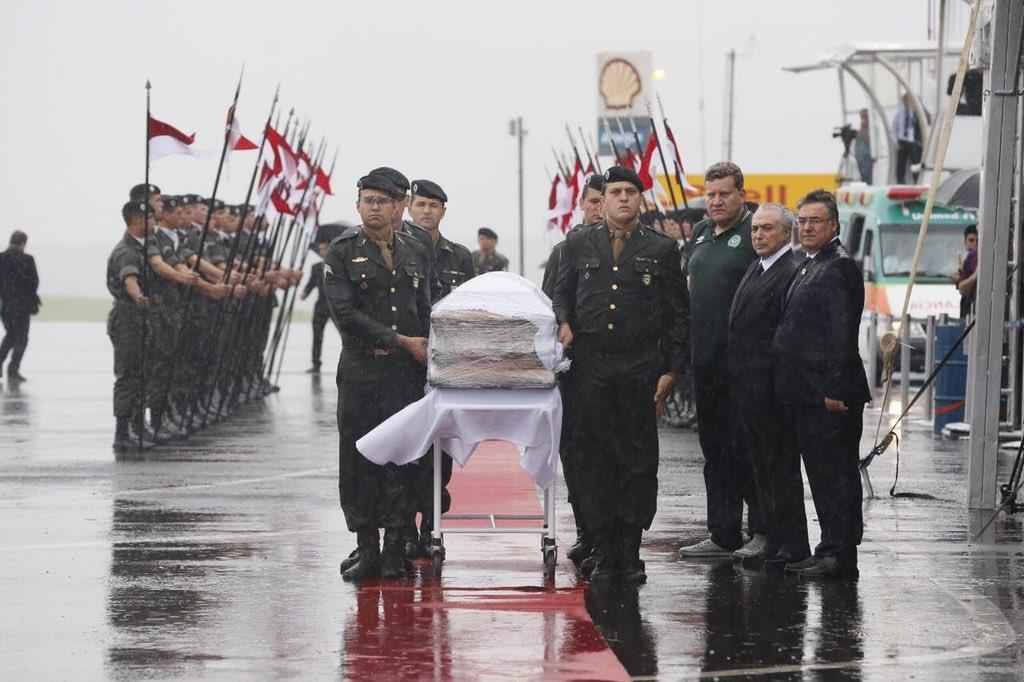 Honras militares na chegada das vtimas ao Aeroporto de Chapec. Presidente Michel Temer esteve presente