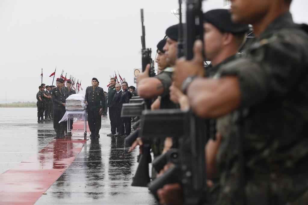 Honras militares na chegada das vtimas ao Aeroporto de Chapec. Presidente Michel Temer esteve presente