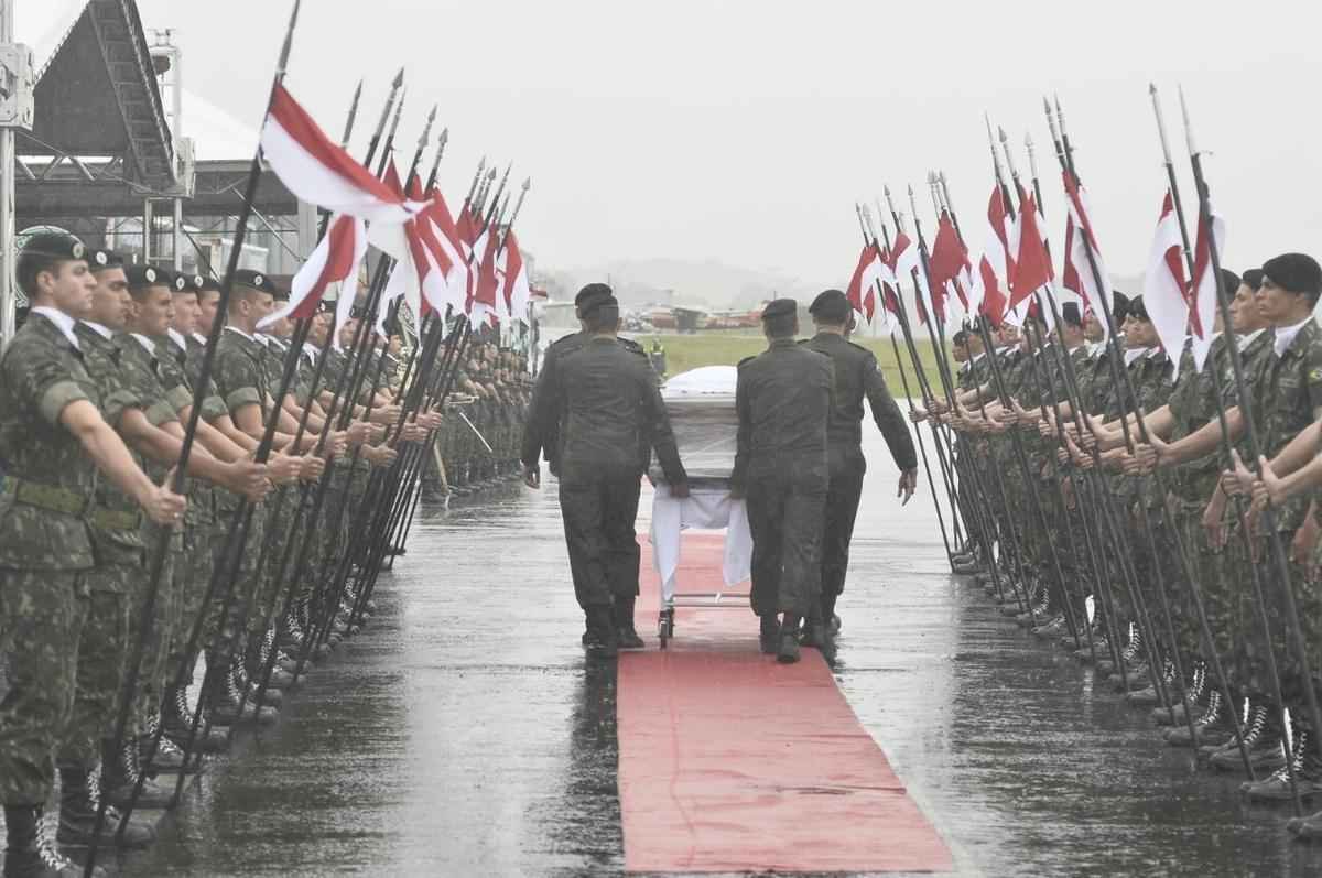 Honras militares na chegada das vtimas ao Aeroporto de Chapec. Presidente Michel Temer esteve presente