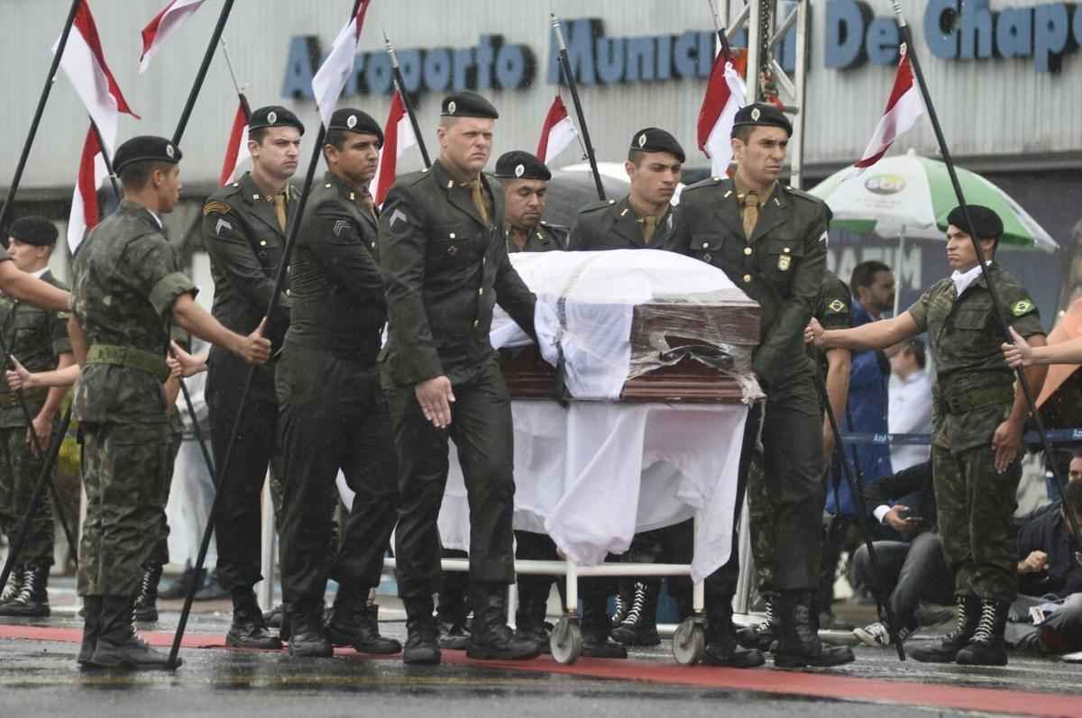 Honras militares na chegada das vtimas ao Aeroporto de Chapec. Presidente Michel Temer esteve presente
