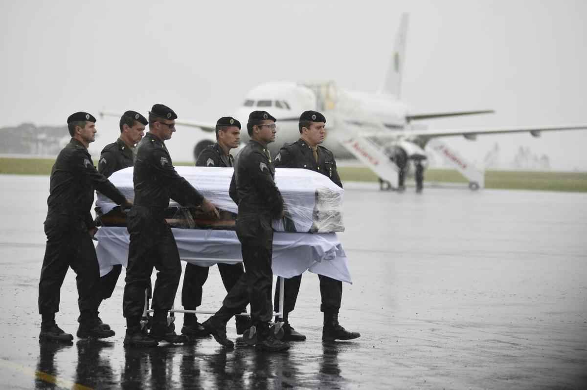 Honras militares na chegada das vtimas ao Aeroporto de Chapec. Presidente Michel Temer esteve presente