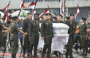 Honras militares na chegada das vtimas ao Aeroporto de Chapec. Presidente Michel Temer esteve presente