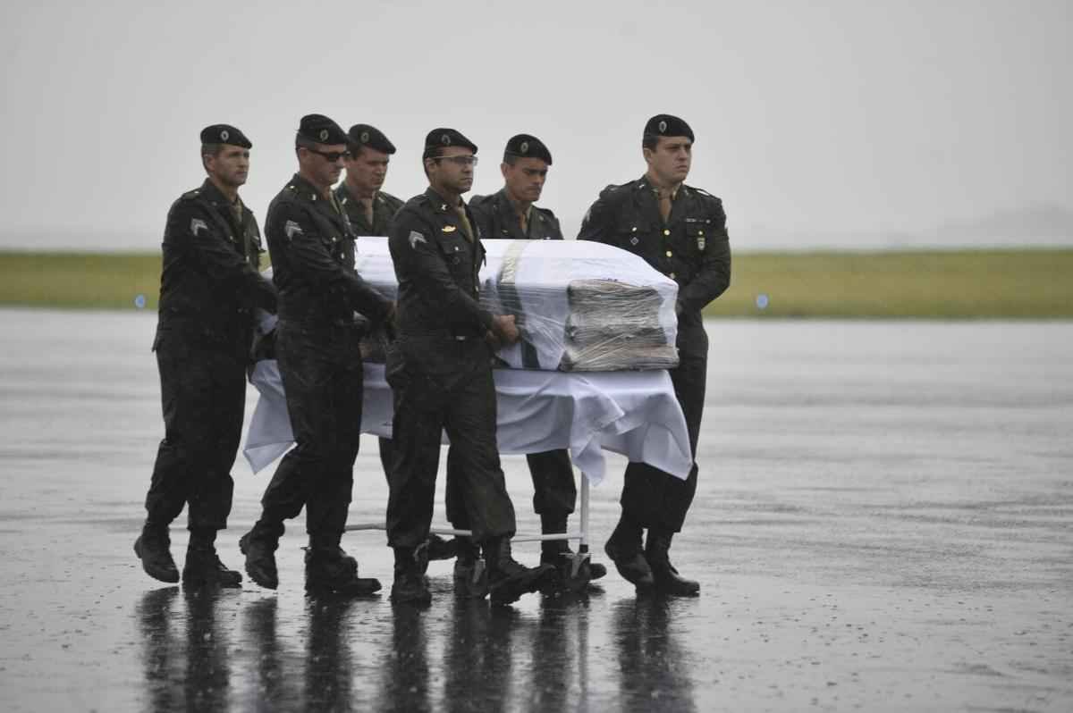 Honras militares na chegada das vtimas ao Aeroporto de Chapec. Presidente Michel Temer esteve presente