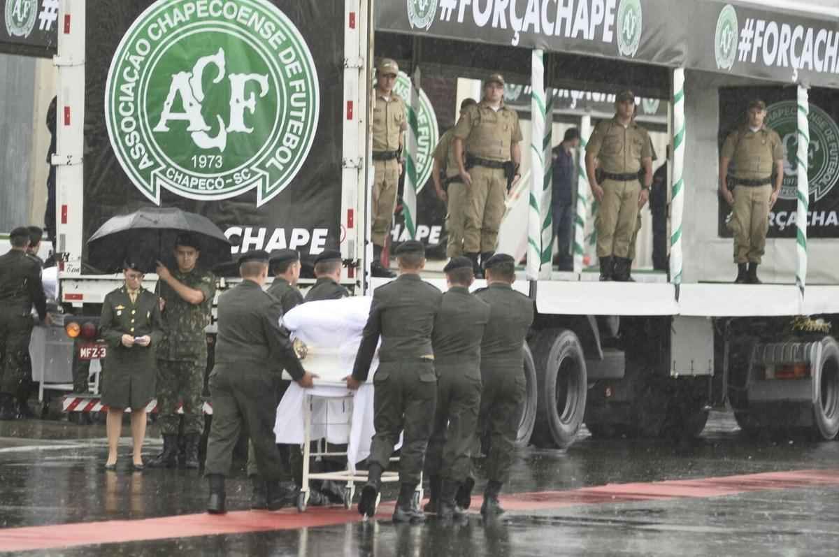Honras militares na chegada das vtimas ao Aeroporto de Chapec. Presidente Michel Temer esteve presente