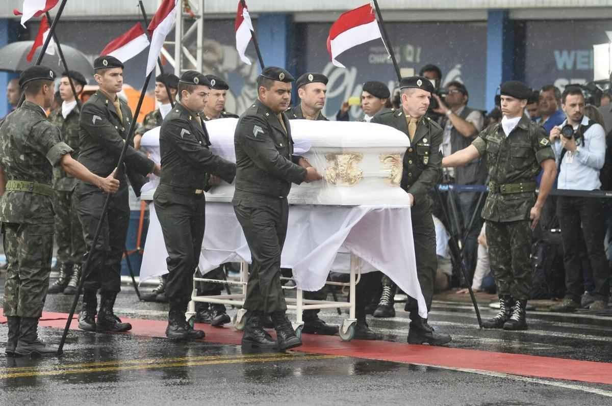 Honras militares na chegada das vtimas ao Aeroporto de Chapec. Presidente Michel Temer esteve presente