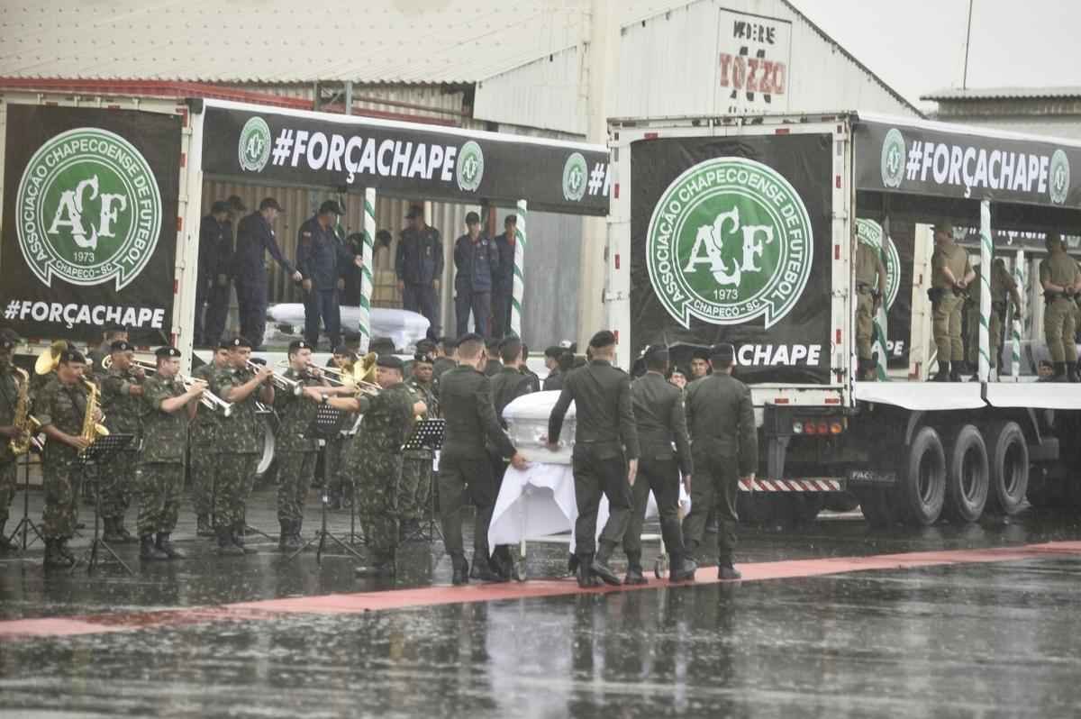 Honras militares na chegada das vtimas ao Aeroporto de Chapec. Presidente Michel Temer esteve presente