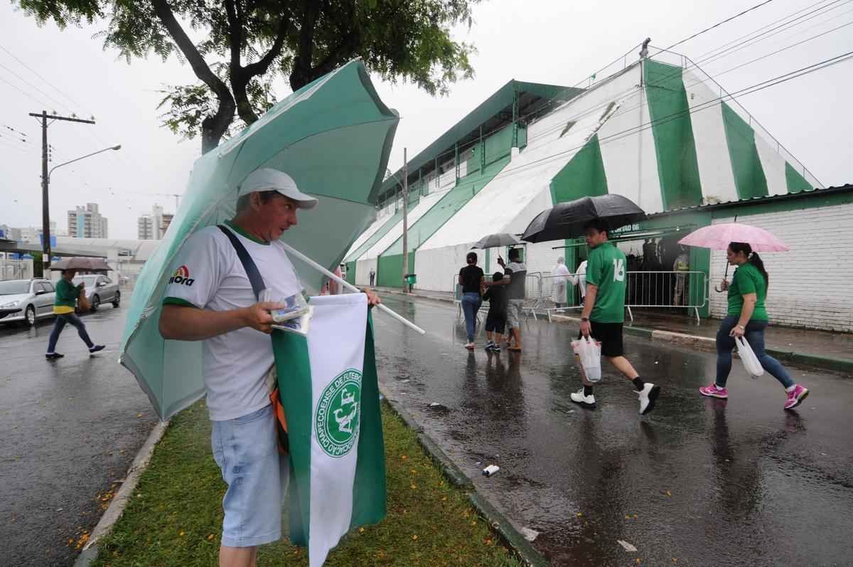 Brasileiros se despedem de jogadores, comisso tcnica e diretores da Chapecoense mortos em acidente areo na Colmbia