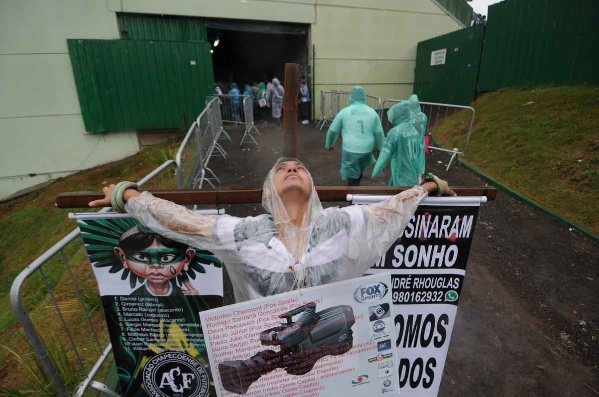 Andr Rhouglas, mineiro de Ponte Nova,  conhecido por se crucificar. O mesmo gesto foi repetido, por exemplo, no julgamento do goleiro Bruno, anos atrs, e em frente  sede da Justia Federal em Curitiba, onde so julgados os casos da operao Lava Jato. Neste sbado, ele est em Chapec para o velrio coletivo das vtimas do acidente areo com a delegao da Chape.