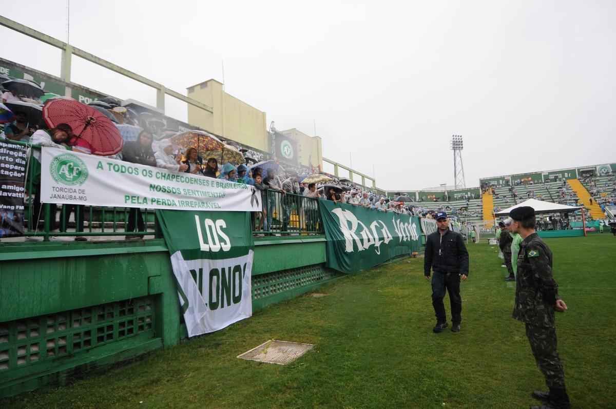 Na Arena Cond, torcidas de vrios clubes se unem em momento de dor para o Brasil