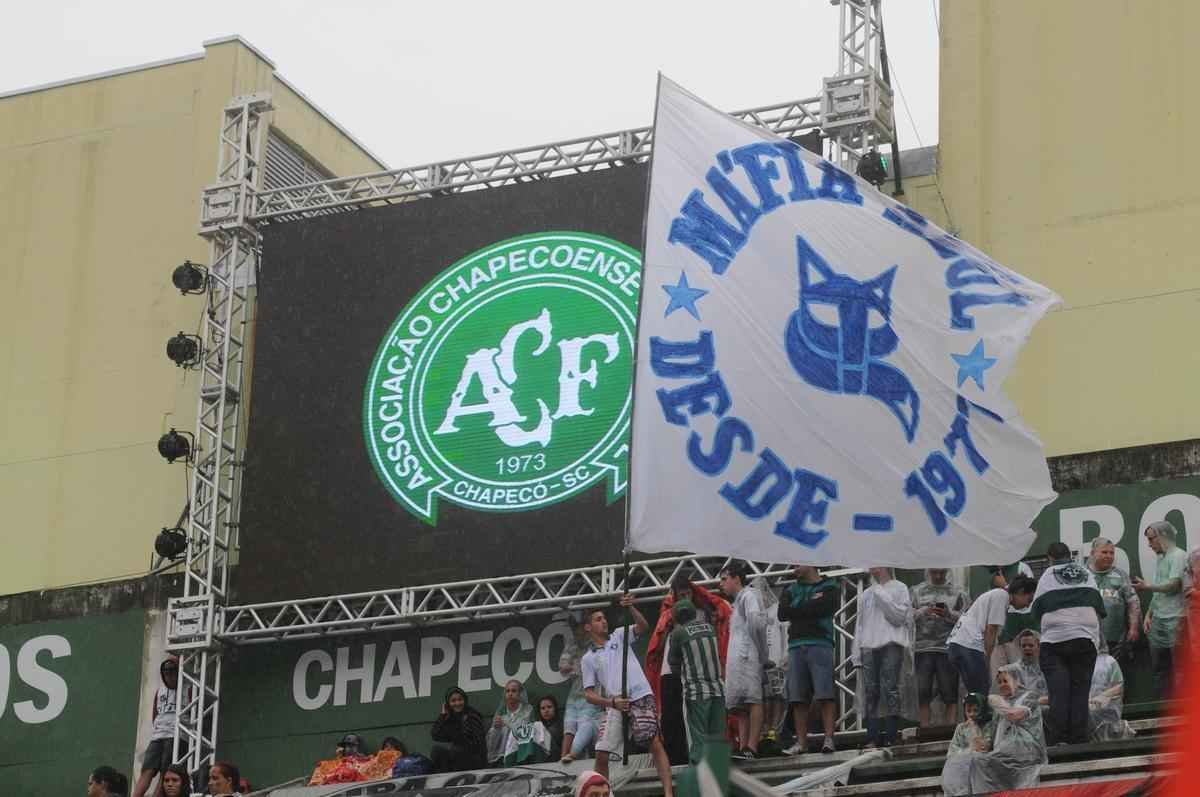 Na Arena Cond, torcidas de vrios clubes se unem em momento de dor para o Brasil