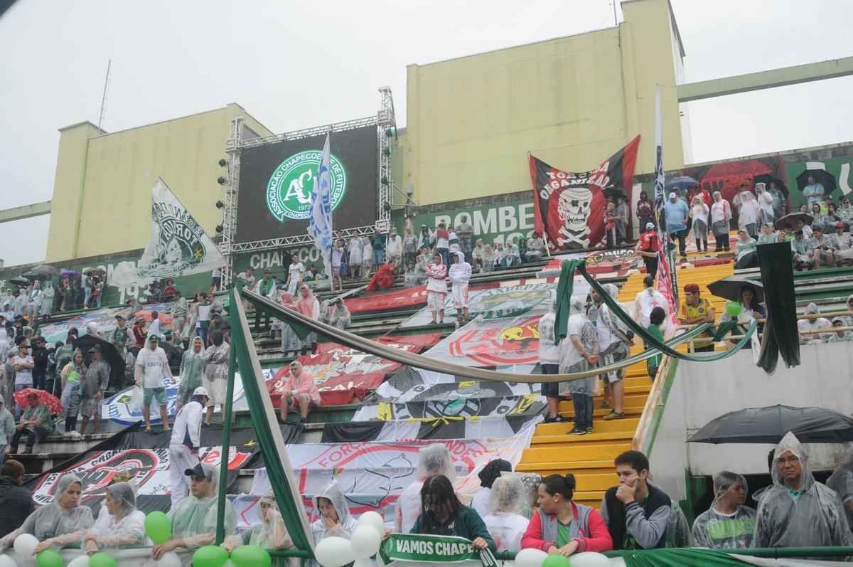 Na Arena Cond, torcidas de vrios clubes se unem em momento de dor para o Brasil