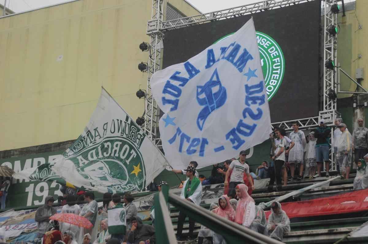 Na Arena Cond, torcidas de vrios clubes se unem em momento de dor para o Brasil