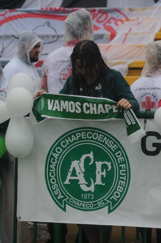 Brasileiros se despedem de jogadores, comisso tcnica e diretores da Chapecoense mortos em acidente areo na Colmbia