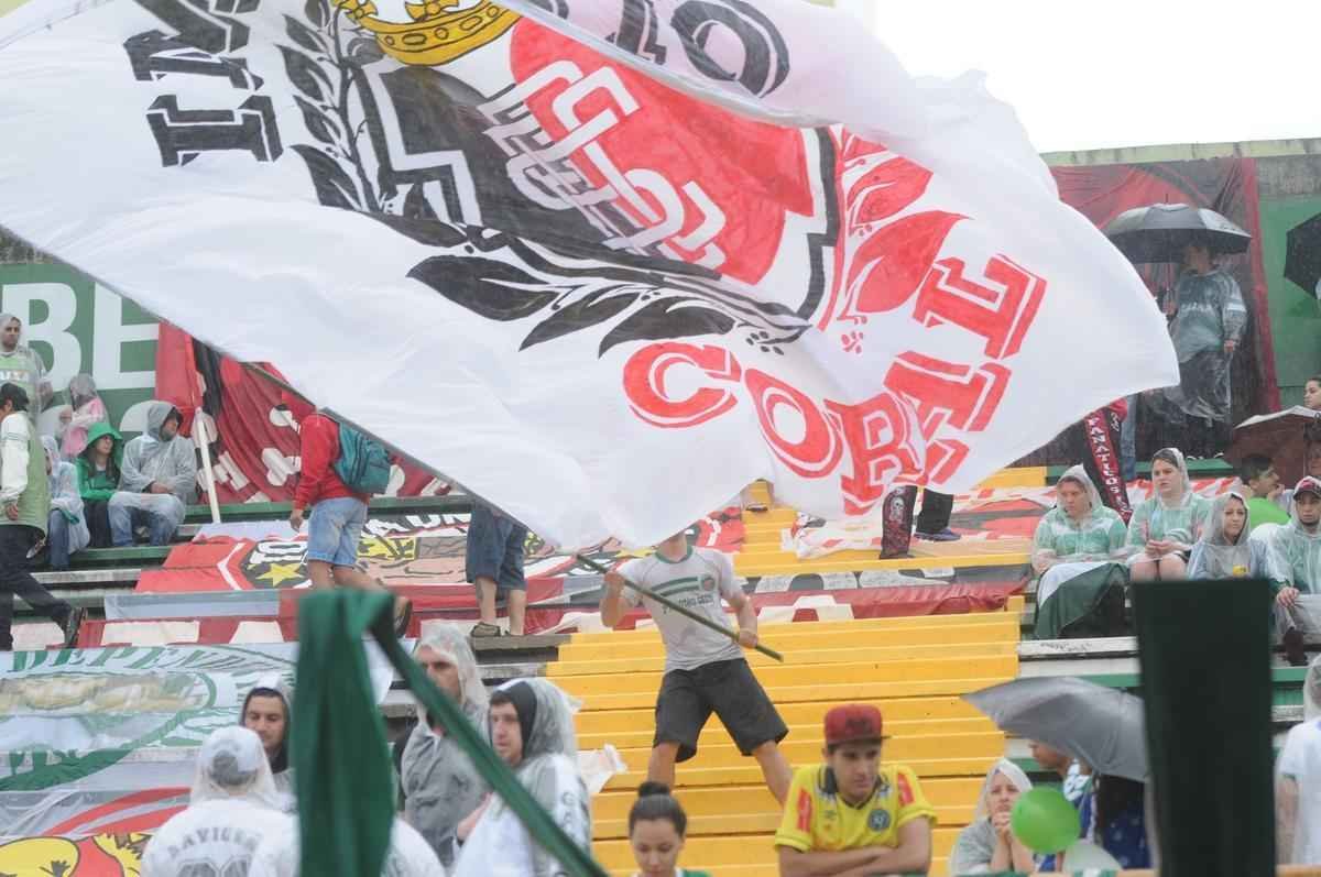 Na Arena Cond, torcidas de vrios clubes se unem em momento de dor para o Brasil