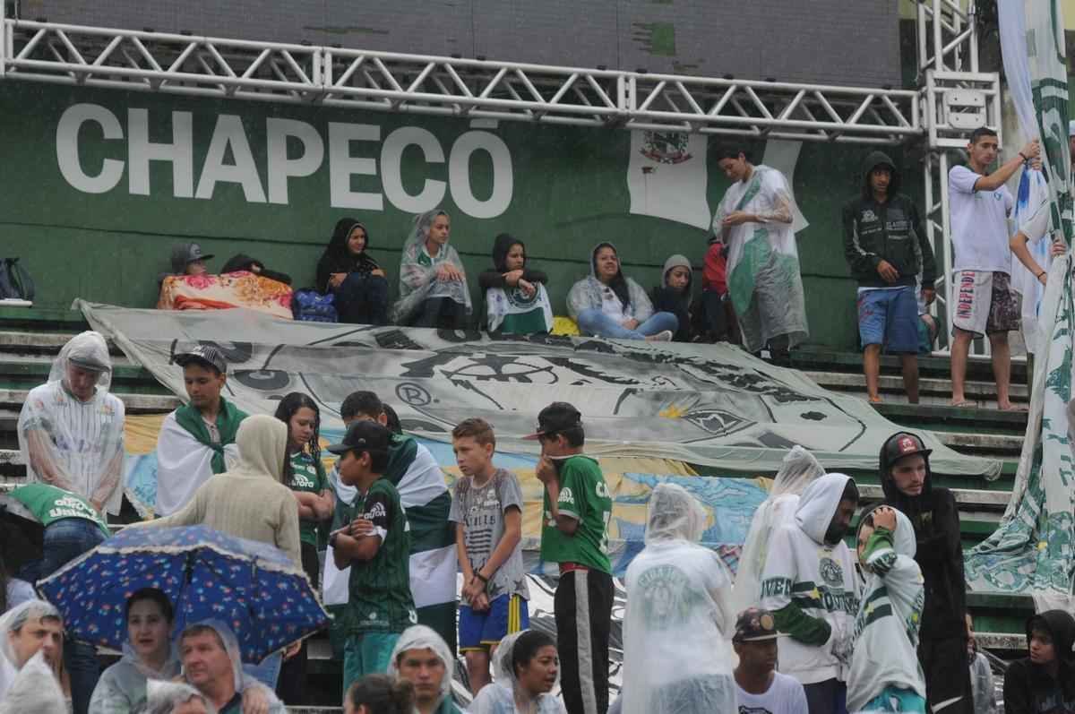 Na Arena Cond, torcidas de vrios clubes se unem em momento de dor para o Brasil