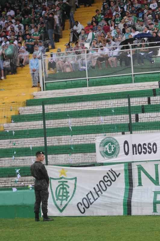 Brasileiros se despedem de jogadores, comisso tcnica e diretores da Chapecoense mortos em acidente areo na Colmbia
