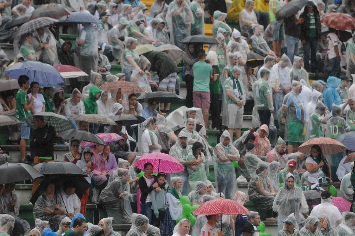 Brasileiros se despedem de jogadores, comisso tcnica e diretores da Chapecoense mortos em acidente areo na Colmbia
