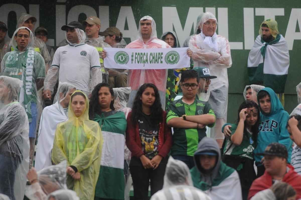 Brasileiros se despedem de jogadores, comisso tcnica e diretores da Chapecoense mortos em acidente areo na Colmbia