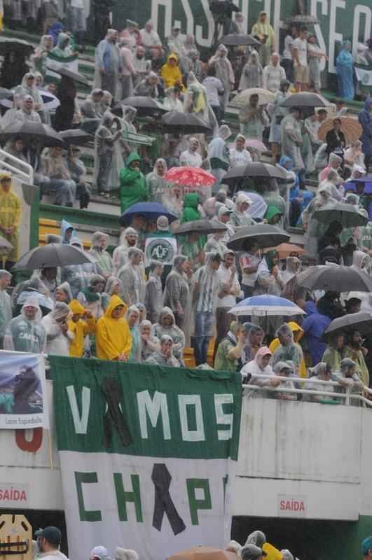 Brasileiros se despedem de jogadores, comisso tcnica e diretores da Chapecoense mortos em acidente areo na Colmbia