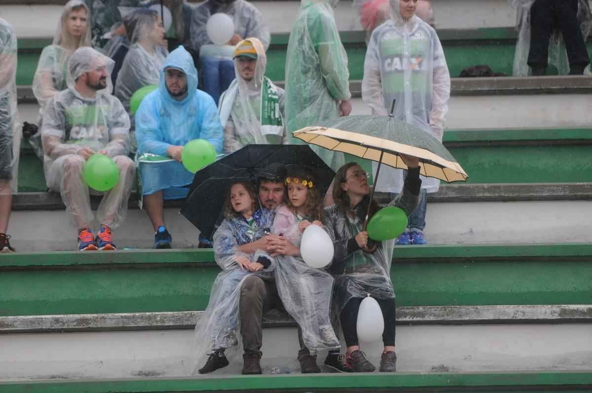 Brasileiros se despedem de jogadores, comisso tcnica e diretores da Chapecoense mortos em acidente areo na Colmbia
