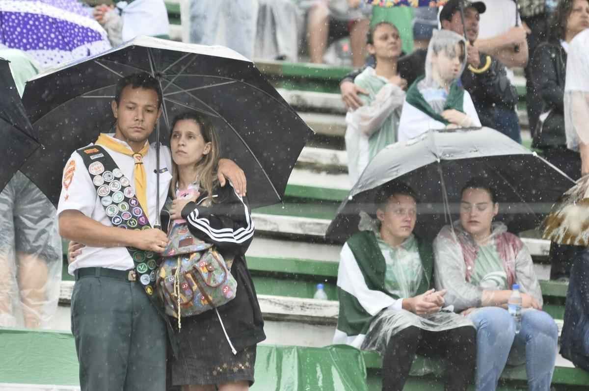 Brasileiros se despedem de jogadores, integrantes da comisso tcnica e dirigentes da Chapecoense, alm de jornalistas mortos na queda do avio do clube na Colmbia