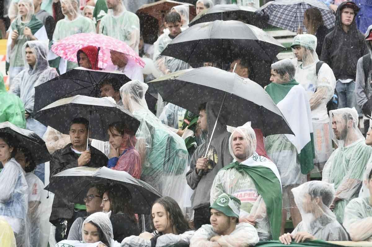Brasileiros se despedem de jogadores, integrantes da comisso tcnica e dirigentes da Chapecoense, alm de jornalistas mortos na queda do avio do clube na Colmbia