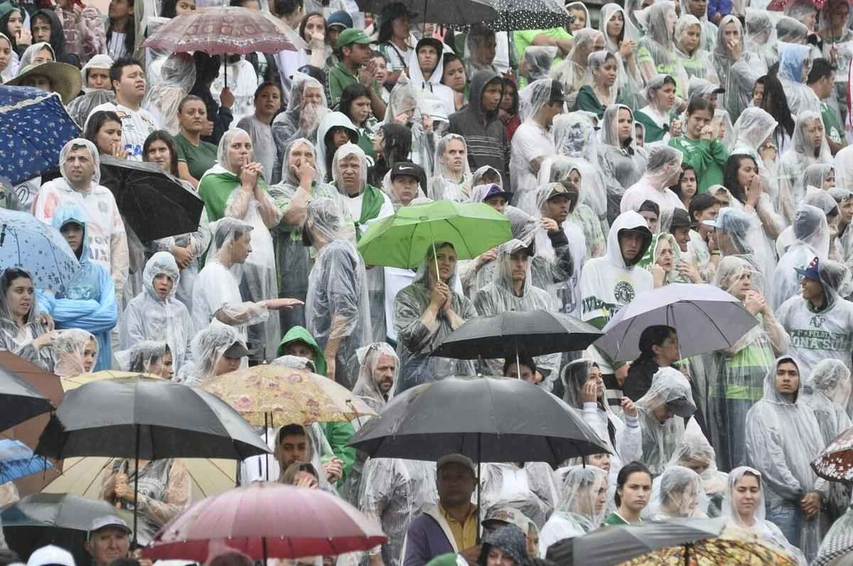 Brasileiros se despedem de jogadores, integrantes da comisso tcnica e dirigentes da Chapecoense, alm de jornalistas mortos na queda do avio do clube na Colmbia