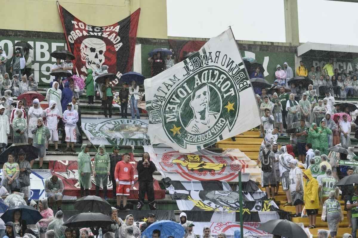 Brasileiros se despedem de jogadores, integrantes da comisso tcnica e dirigentes da Chapecoense, alm de jornalistas mortos na queda do avio do clube na Colmbia