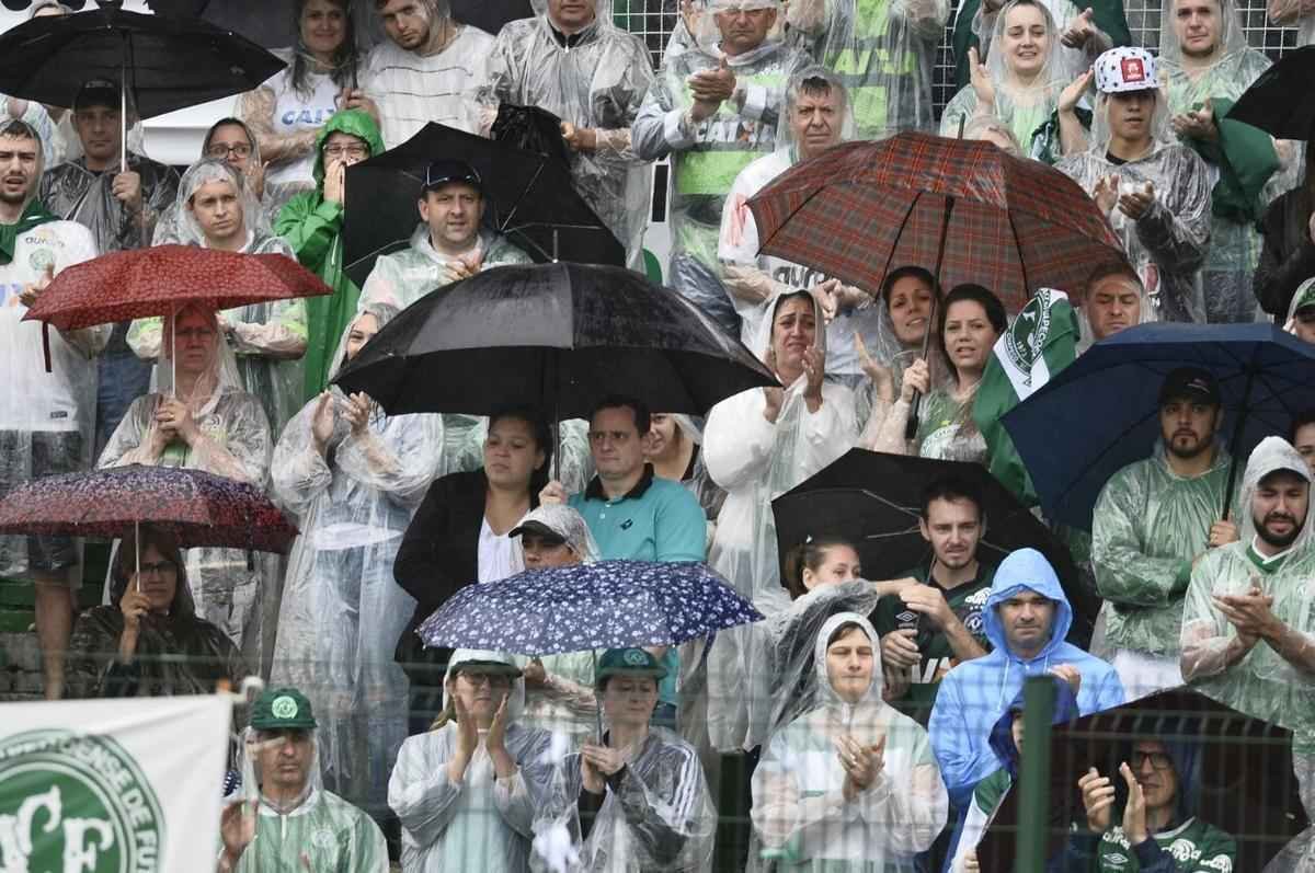 Muita emoo quando a me do goleiro Danilo adentrou o gramado da Arena Cond