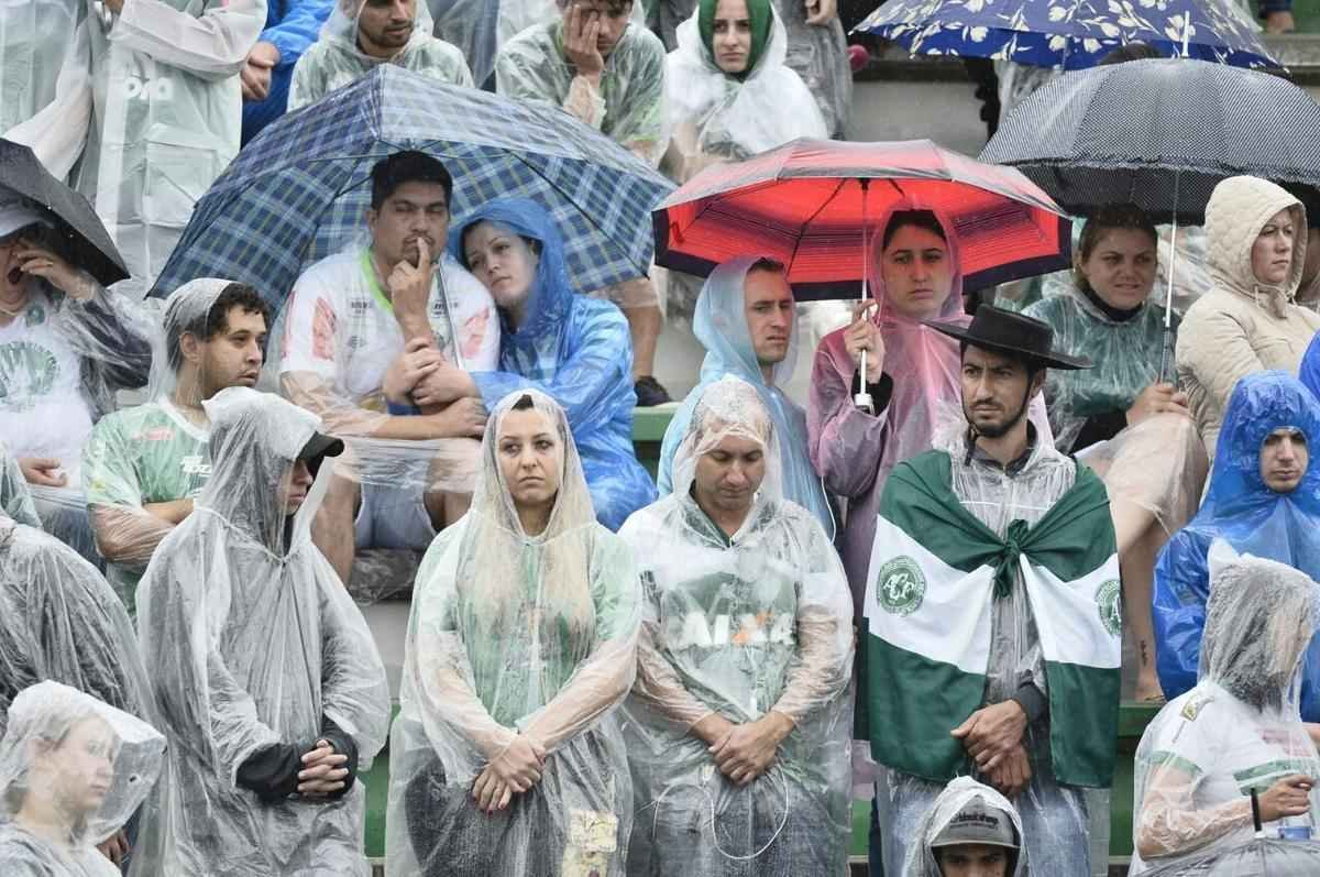 Muita emoo quando a me do goleiro Danilo adentrou o gramado da Arena Cond
