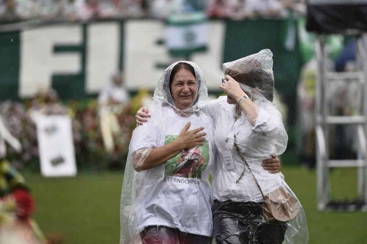 Muita emoo quando a me do goleiro Danilo adentrou o gramado da Arena Cond