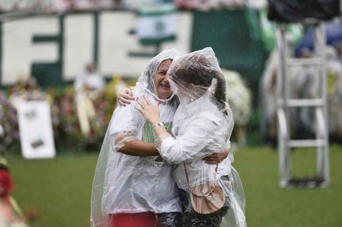 Muita emoo quando a me do goleiro Danilo adentrou o gramado da Arena Cond