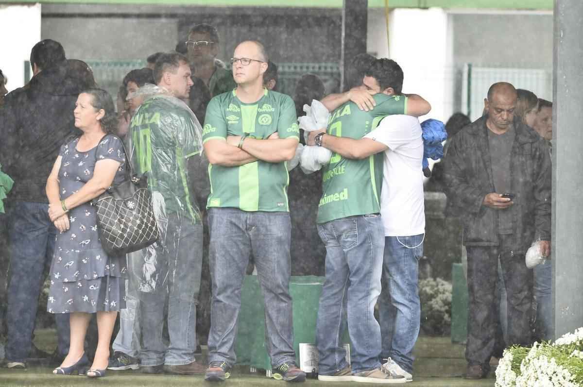 Familiares dos atletas tentam se consolar em momento difcil