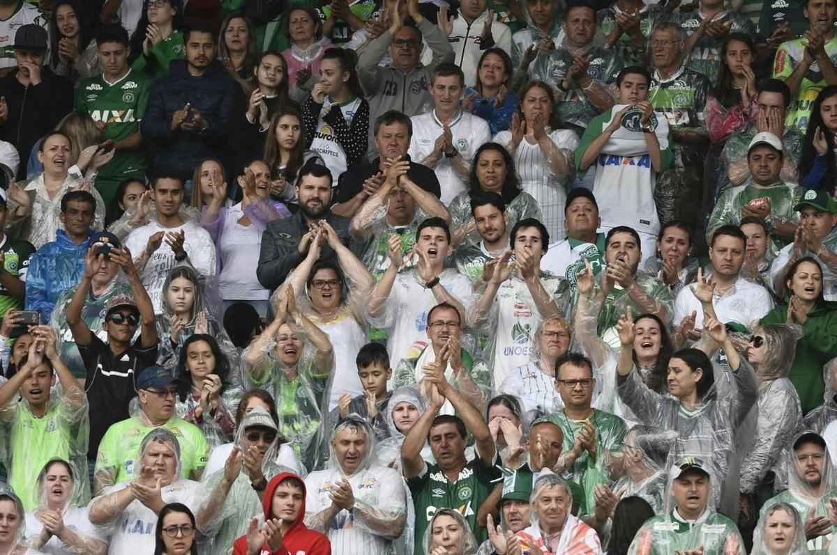 Aplausos para a me do goleiro Danilo, que entrou no gramado da Arena Cond muito emocionada
