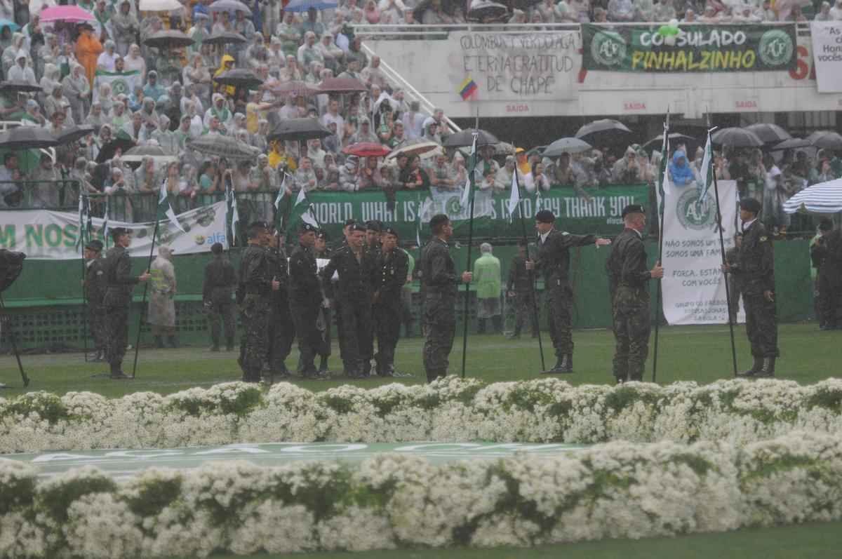 Emoo com a chegada dos corpos  Arena Cond para velrio. Foi o reencontro dos heris com suas famlias