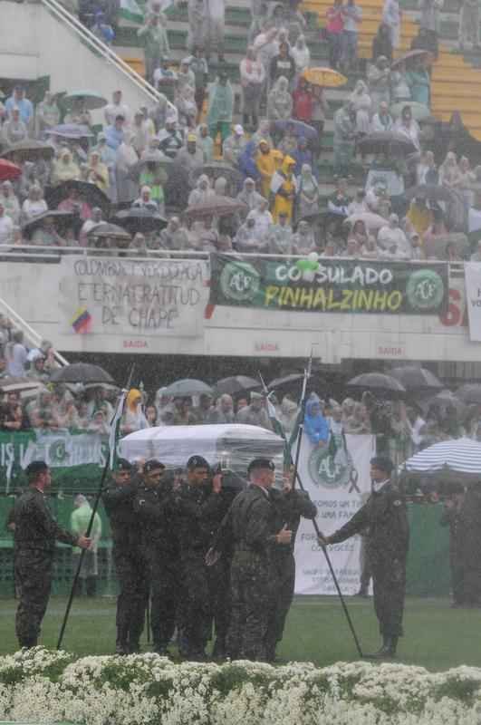 Emoo com a chegada dos corpos  Arena Cond para velrio. Foi o reencontro dos heris com suas famlias