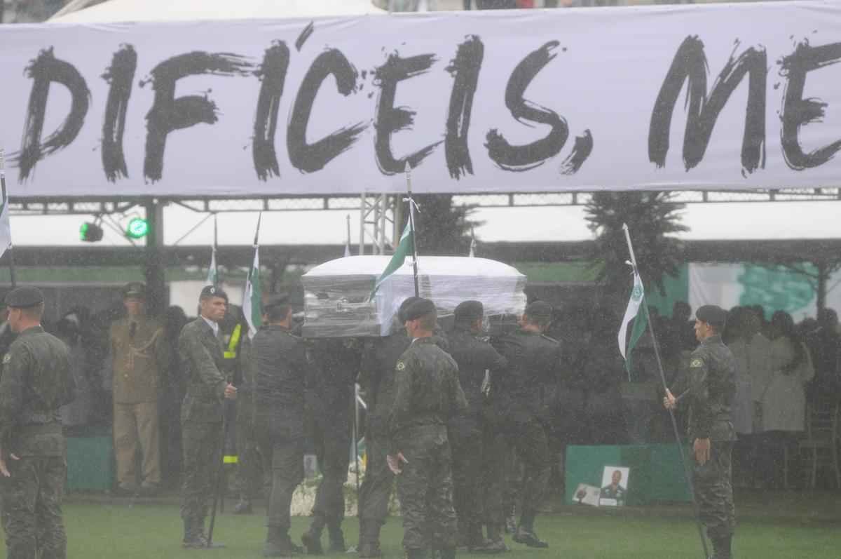 Emoo com a chegada dos corpos  Arena Cond para velrio. Foi o reencontro dos heris com suas famlias