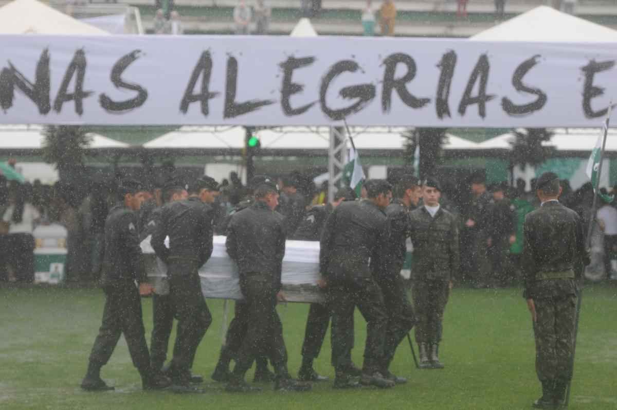 Emoo com a chegada dos corpos  Arena Cond para velrio. Foi o reencontro dos heris com suas famlias
