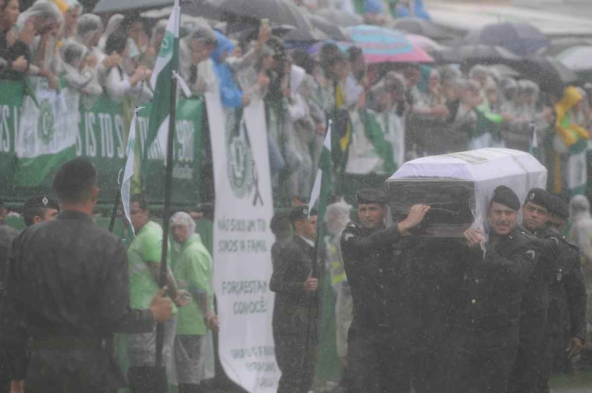 Emoo com a chegada dos corpos  Arena Cond para velrio. Foi o reencontro dos heris com suas famlias